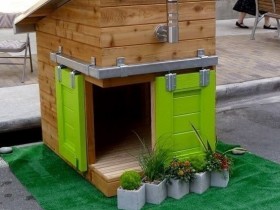 Деревянная будка для собаки с зелеными дверцами