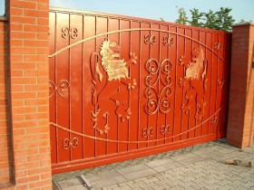 Красные ворота со львами