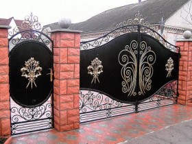 Дизайн кованых металлических ворот с кирпичными столбами