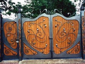 Деревянные ворота с элементами ковки