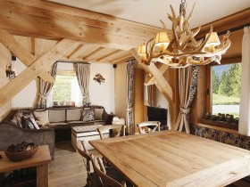 Совмещенная гостиная в деревянном домике