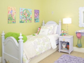 Детская комната для девочки в светлых оттенках