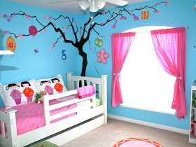 Уютная детская комната для маленькой девочки