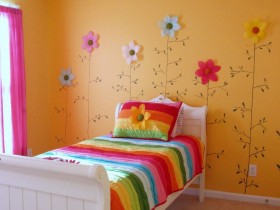 Цветочная стена в детской комнате для девочки
