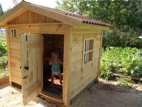 Деревянный детский домик на даче