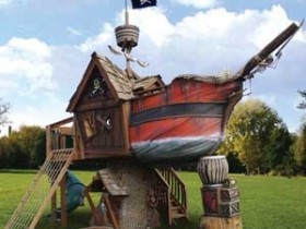 Детская площадка в виде пиратского корабля