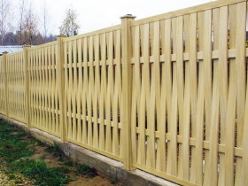 Деревянный забор с элементами плетения