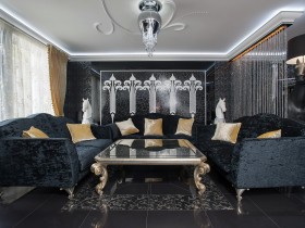 Роскошная гостиная черного цвета с белым потолком