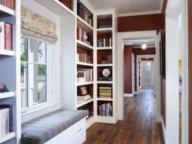 Идея дизайна длинной прихожей с книжным шкафчиком и диваном