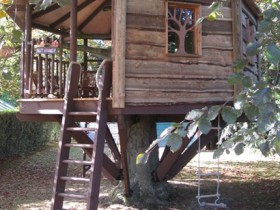Простой дизайн детского домика на дереве