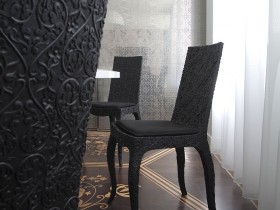 Дизайн черных стульев в стиле современный модерн