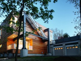 Красивый двухэтажный дом в деревянной отделке