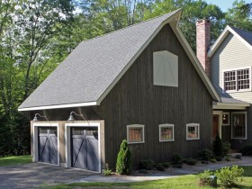 Двухэтажный деревянный гараж на даче