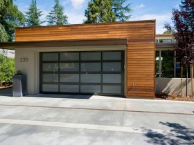 Деревянный гараж со стеклянными воротами, современный стиль