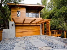 Деревянный гараж со шпалерой
