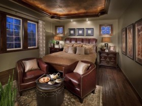 Темно-коричневая спальня с кожаной мебелью