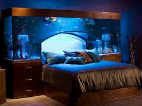 Красивый аквариум над кроватью в спальне