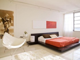 Просторная современная спальня светлого оттенка с красной красно-черной кроватью