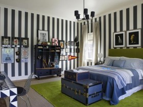 Спальня для подростка с синим сундуком и зеленым ковролином