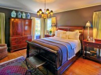 Красочная спальня с деревянной мебелью
