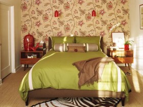 Спальня с зеленым постельным и обоями растительного орнамента