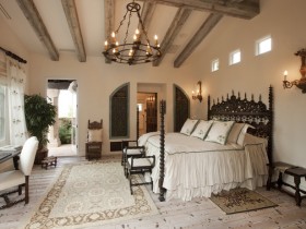 Спальня с элементами готического и романского стиля