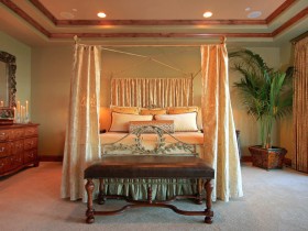 Спальня с роскошной кроватью под балдахином
