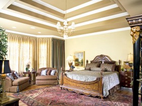 Большая светлая спальня в стиле классицизм