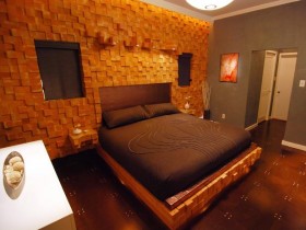 Спальня со стеной и кроватью из профилированного бруса