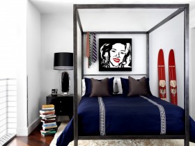 Сине-белая спальня в стиле поп-арт