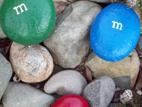 Роспись камней в стиле M&M's