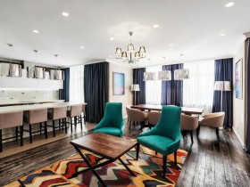 Светлая гостиная в стиле китч с ярким ковром