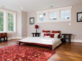 Светлая спальня в китайском стиле с ярко-красным ковром