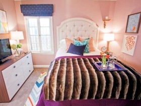 Розовая спальня с синими аксессуарами
