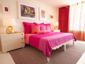 Белая комната с розовой кроватью