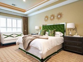 Светлая спальня с ярко-зеленой спинкой кровати