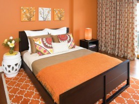 Яркая спальня в оранжевом цвете