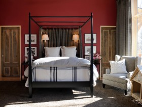 Спальня в красном цвете с кроватью под балдахином