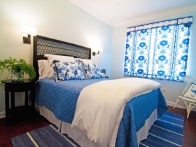 Бело-голубая спальня в средиземноморском стиле