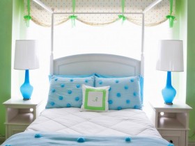 Белая спальня с зелеными и голубыми аксессуарами