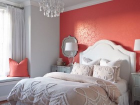 Белая спальня с одной розовой стеной