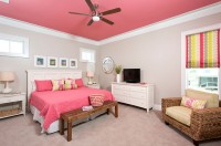 Белая спальня с розовым потолком и пастельным бельем