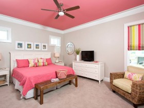 Белая спальня с розовым потолком и пастельным бельем