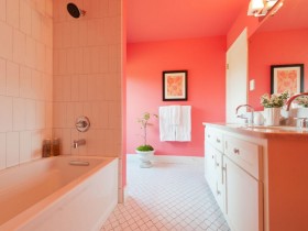 Большая ванная комната розового цвета