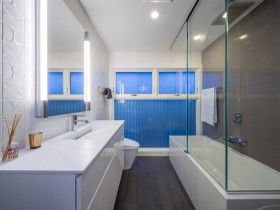 Большая ванная комната синего цвета