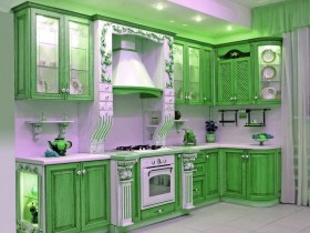 Яркая кухня в бело-зеленых оттенках