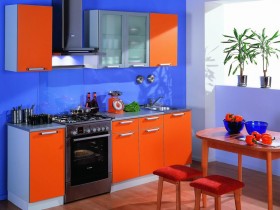 Кухня с синими стенами и красной мебелью