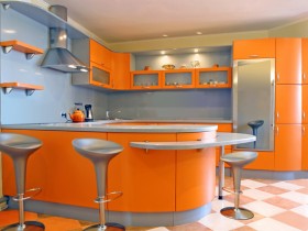 Светлая кухня с оранжевой мебелью