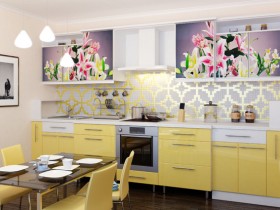 Светлая кухня в цветах с желтой мебелью
