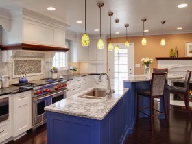 Яркая кухня с синим кухонными островком